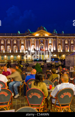 Toulouse, France, le Capitole de Toulouse, et sur la place du même nom, éclairé la nuit, Terrasse bondée, street café théâtre Banque D'Images