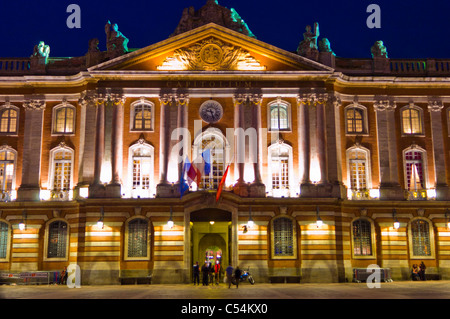 Toulouse, France, le Capitole de Toulouse, et la place du même nom, illuminée la nuit, devant le château français, gouvernement français Banque D'Images