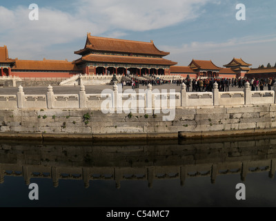 Tourist à la porte de l'harmonie suprême, l'intérieur de la rivière d'Or, la Cité Interdite, Pékin, Chine Banque D'Images