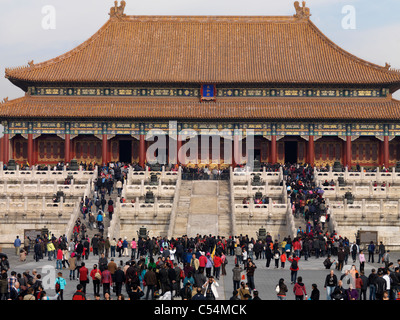 Les touristes en face de la salle de l'harmonie suprême, la Cité Interdite, Pékin, Chine Banque D'Images