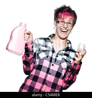 Portrait d'une jeune femme tenant à la mode excité de détergent dans studio sur fond blanc Banque D'Images