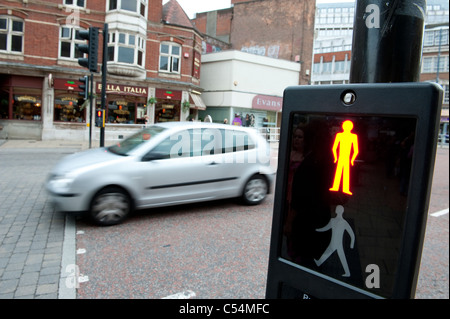 Homme rouge symbole à un passage pour piétons, indiquant qu'il est dangereux de traverser la route. Banque D'Images