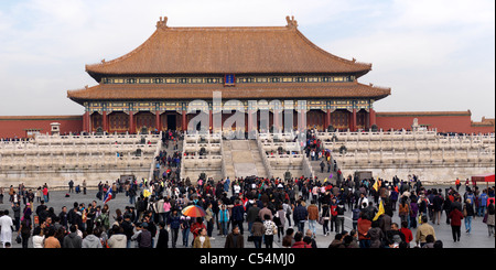 Les touristes en face de la salle de l'harmonie suprême, la Cité Interdite, Pékin, Chine Banque D'Images