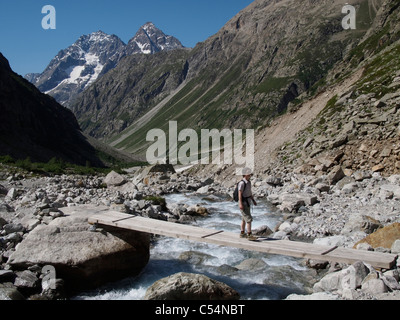 Crossing Bridge au nord de la Bérarde, parc national des Ecrins, Alpes Banque D'Images