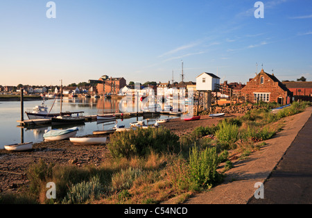 Une vue sur le port au Wells next the Sea, Norfolk, Angleterre, Royaume-Uni, de la plage à la banque ouest. Banque D'Images