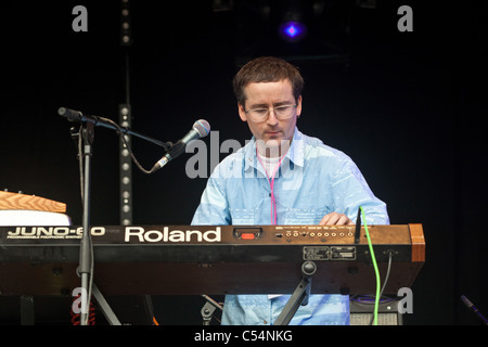 Alex Taylor de Hot Chip sur la scène du Parc à Glastonbury Festival 2011 Banque D'Images