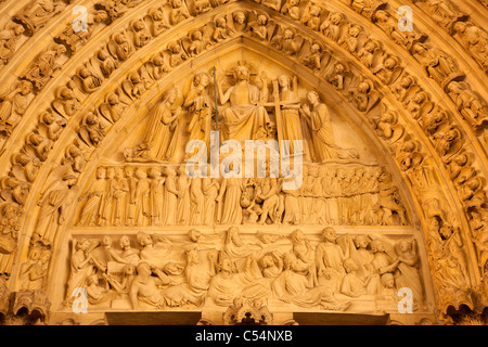 Paris - portail principal de la cathédrale Notre-Dame dans la nuit - le jugement dernier Banque D'Images