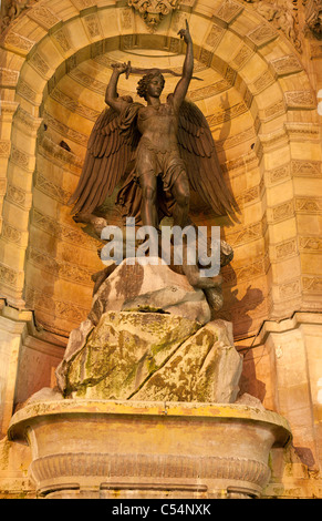 Paris - Saint Michel fontaine dans la nuit Banque D'Images