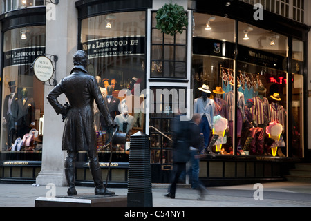 Beau Brummel Monument et la Piccadilly Arcade dans Jermyn Street à Londres, Angleterre, RU Banque D'Images