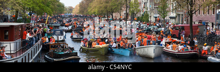 Les Pays-Bas, Amsterdam. Kingsday, 27 avril, est un unique nuit et jour carnival comme événement. Défilé du canal. Banque D'Images