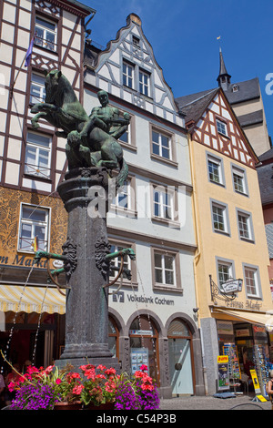 Fontaine historique sur la place du marché, Saint-Martin, Saint patron de la ville, Cochem, Moselle, Mosel, Rhénanie-Palatinat, Allemagne, Europe Banque D'Images