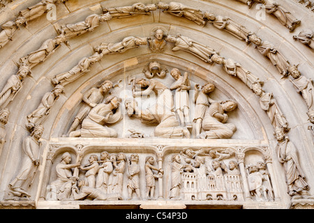 Paris - détail d'un côté à l'Est de Saint Denis - portail première cathédrale gothique Banque D'Images