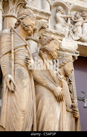 Paris - détail d'un côté à l'Est de Saint Denis - portail première cathédrale gothique Banque D'Images