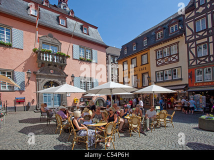 Strassencafe vor dem Rathaus Am Marktplatz, Cochem, café de la rue en face de l'hôtel de ville sur la place du marché vieille ville Banque D'Images