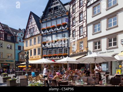 Strassencafe auf dem Marktplatz, historischer Stadtkern, Cochem, Mittelmosel, Street café sur la place du marché, de la vieille ville Banque D'Images