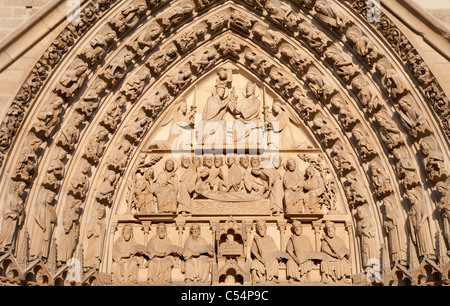 Paris - détail d'un côté portail de la cathédrale Notre-Dame à la lumière au coucher du soleil Banque D'Images