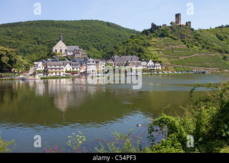 Le village de Beilstein, à droite de la forteresse ruine Metternich, Mosel River, Moselle, Rhénanie-Palatinat, Allemagne, Europe Banque D'Images