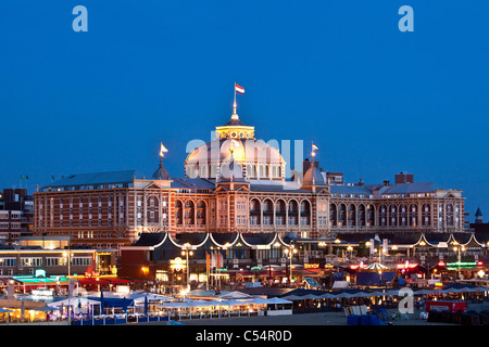 Les Pays-Bas, Scheveningen près de La Haye, Grand Hotel Amrâth Kurhaus. Le crépuscule. Banque D'Images