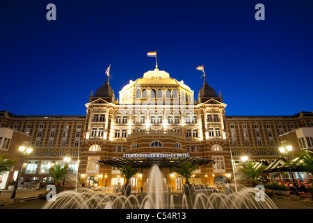 Les Pays-Bas, Scheveningen près de La Haye, Grand Hotel Amrâth Kurhaus. Le crépuscule. Banque D'Images