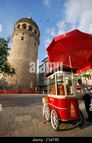 ISTANBUL, TURQUIE. Un panier vente de simits (soft, sésame, pain, joints toriques) par la tour de Galata dans quartier de Beyoglu. 2011 Banque D'Images