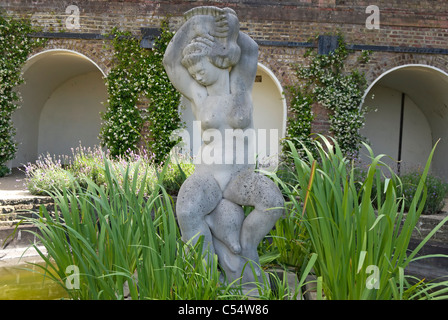 Allan howe 1952 sculpture, Aphrodite, surnommé localement, Betty bulbe à Terrace Gardens, Richmond, Surrey, Angleterre Banque D'Images