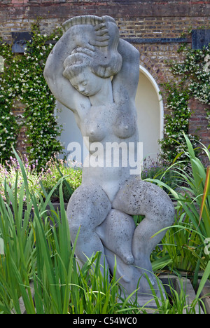 Allan howe 1952 sculpture, Aphrodite, surnommé localement, Betty bulbe à Terrace Gardens, Richmond, Surrey, Angleterre Banque D'Images