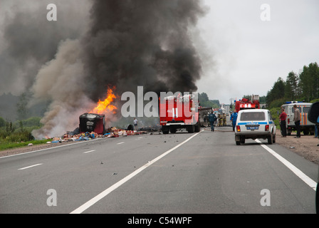 Bloqué la circulation de la route de Moscou à Saint-Pétersbourg en raison de la collision du camion Banque D'Images