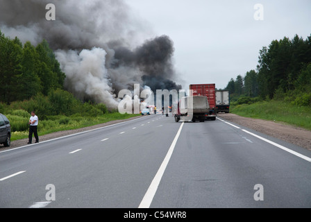 Bloqué la circulation de la route de Moscou à Saint-Pétersbourg en raison de la collision du camion Banque D'Images