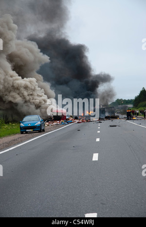 Bloqué la circulation de la route de Moscou à Saint-Pétersbourg en raison de la collision du camion Banque D'Images