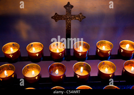 Bougies votives brûlant dans une cathédrale, la cathédrale de Saint François, Santa Fe, New Mexico, USA Banque D'Images