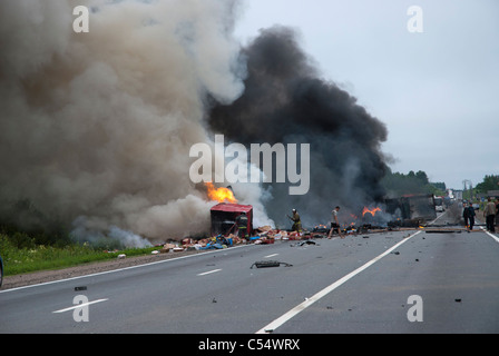 Bloqué la circulation de la route de Moscou à Saint-Pétersbourg en raison de la collision du camion Banque D'Images