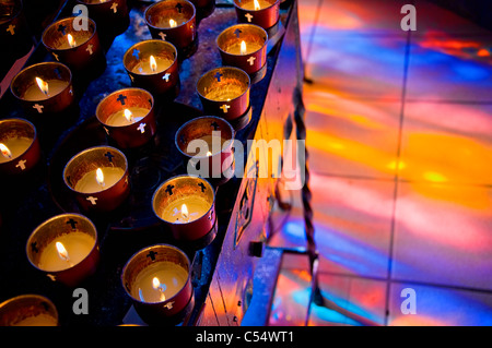 Bougies votives brûlant dans une cathédrale, la cathédrale de Saint François, Santa Fe, New Mexico, USA Banque D'Images