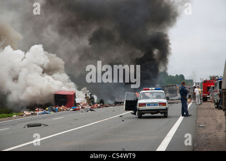 Bloqué la circulation de la route de Moscou à Saint-Pétersbourg en raison de la collision du camion Banque D'Images