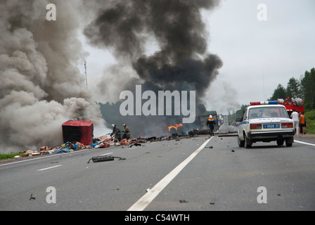 Bloqué la circulation de la route de Moscou à Saint-Pétersbourg en raison de la collision du camion Banque D'Images