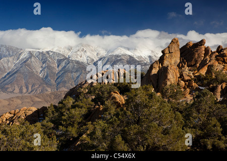 La montagne au lever du soleil, Alabama Hills, Lone Pine, crête de la Sierra Nevada de Californie, California, USA Banque D'Images