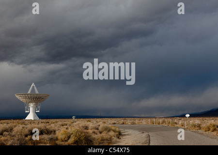 Les télescopes radio dans un champ, Owens Valley Radio Observatory, Owens Valley, California, USA Banque D'Images