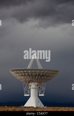 Télescope radio dans un champ, Owens Valley Radio Observatory, Owens Valley, California, USA Banque D'Images