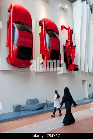 Le parc à thème Ferrari World à Abu Dhabi ÉMIRATS ARABES UNIS Emirats Arabes Unis Banque D'Images