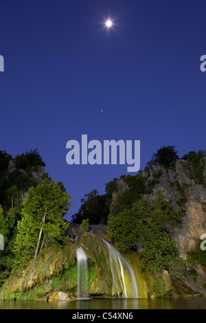 Cascade dans une forêt, Turner Falls, Arbuckle Mountains, North Carolina, USA Banque D'Images