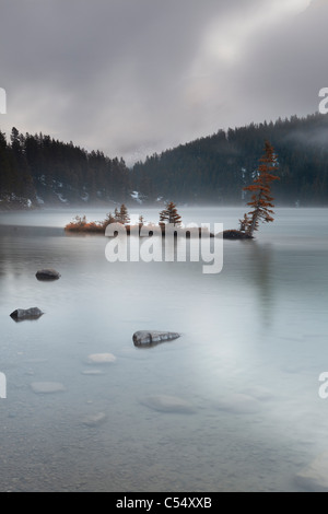 Vue panoramique sur un lac, le lac Two Jack, Banff, Banff National Park, Alberta, Canada Banque D'Images