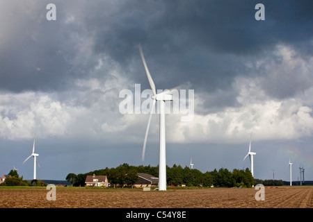Les Pays-Bas, Almere, éoliennes, moulins à vent et farm Banque D'Images