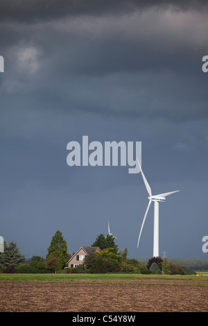 Les Pays-Bas, Almere, éoliennes, moulins à vent et farm Banque D'Images