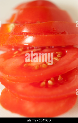 Tranches de tomate sur un fond blanc Banque D'Images