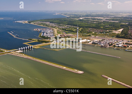 Les Pays-Bas, Lelystad, vue sur barrage, serrures, marina, tour de télévision et de radiodiffusion Flevopolder. Aerial Banque D'Images