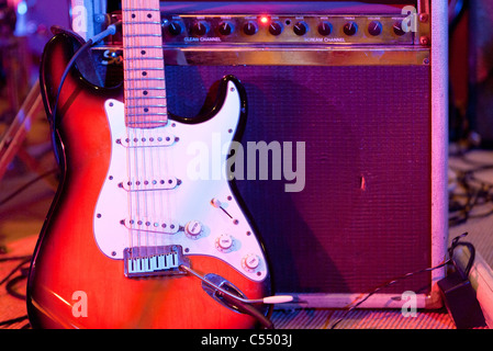 La guitare et l'amplificateur. Banque D'Images