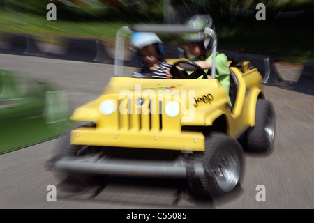 Les enfants sur une piste de karting, Berlin, Allemagne Banque D'Images