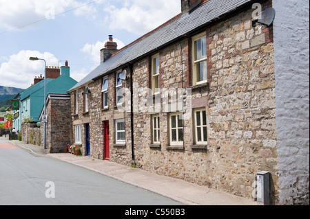 Maisons mitoyennes de style victorien traditionnel dans le village de Powys Personnalités South Wales UK Banque D'Images