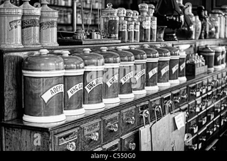 Pharmacie comme vu et utilisé à l'époque victorienne, Blists Hill Town. Banque D'Images