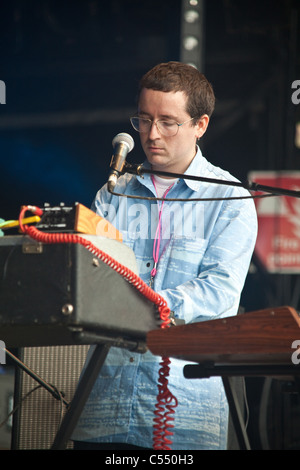 Alex Taylor de Hot Chip sur la scène du Parc à Glastonbury Festival 2011 Banque D'Images