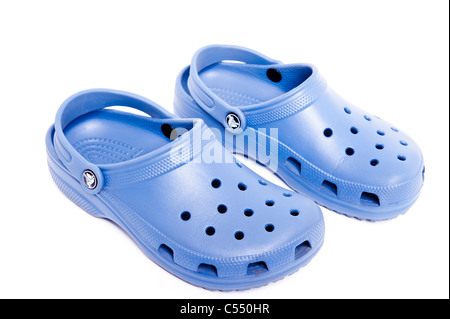 Une paire de chaussures Crocs sur fond blanc Banque D'Images